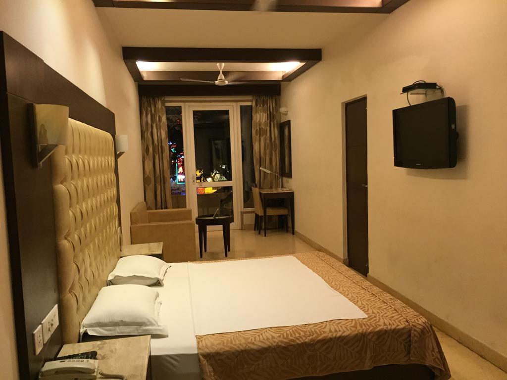 Metropolis Tourist Hotel 3*